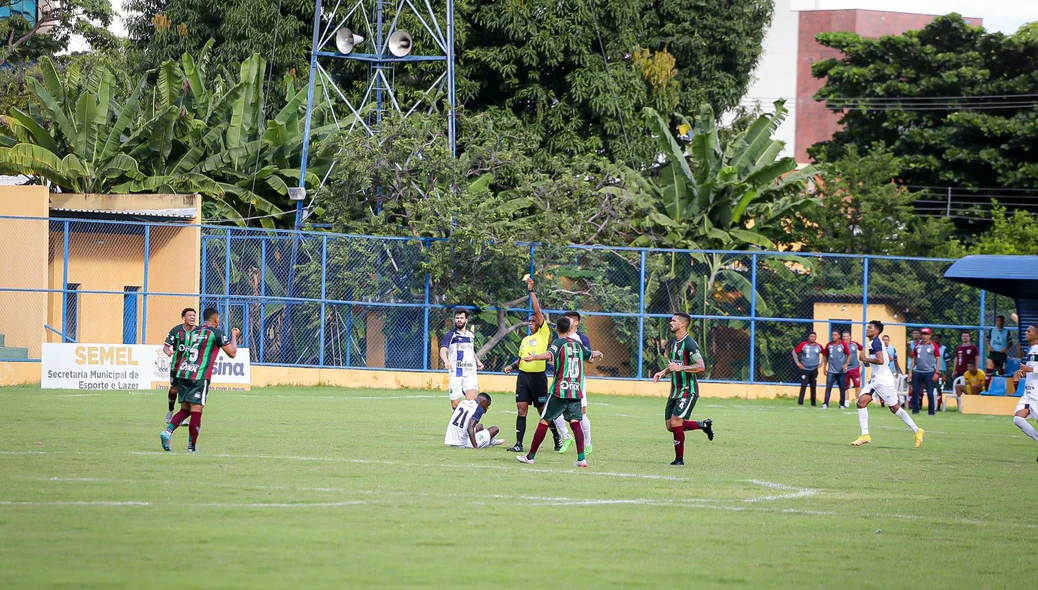 Árbitro dando cartão amarelo para Maurício, volante do Fluminense-PI