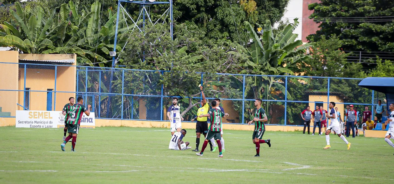 Árbitro dando cartão amarelo para Maurício, volante do Fluminense-PI