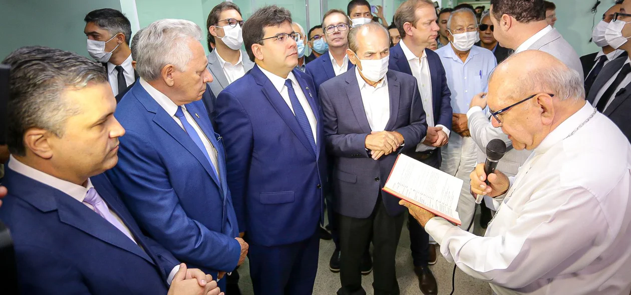 Arcebispo concedendo a benção na entrega de 20 novos leitos para o HU