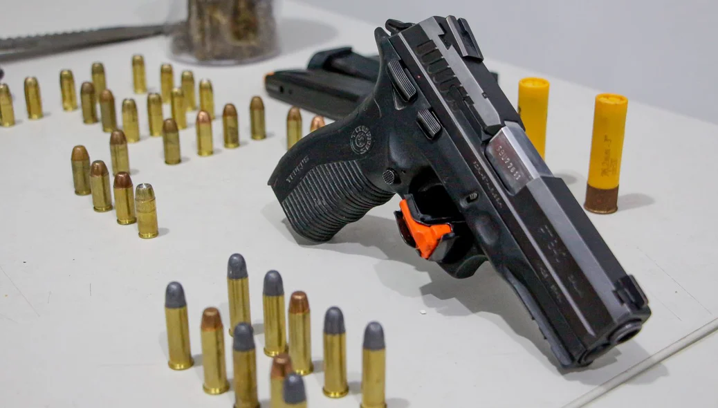 Arma e munições apreendidas