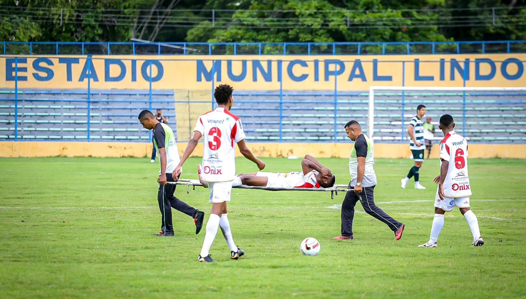 Atleta sai de maca