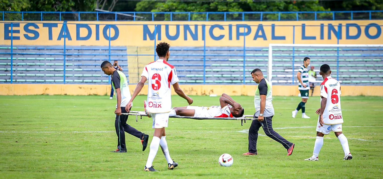 Atleta sai de maca