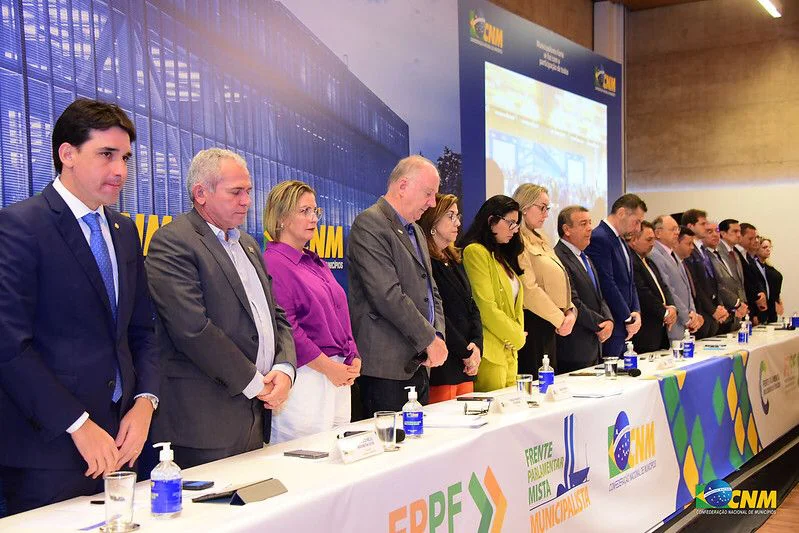 Autoridades estiveram reunidos nesta segunda-feira