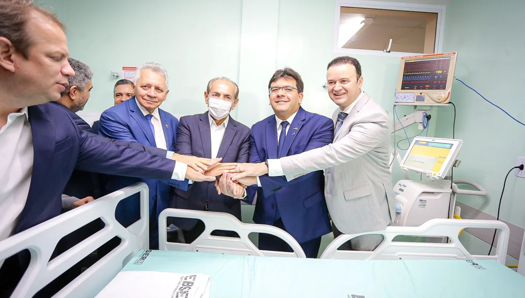 Autoridades participam da entrega de 20 novos leitos para o Hospital Universitário