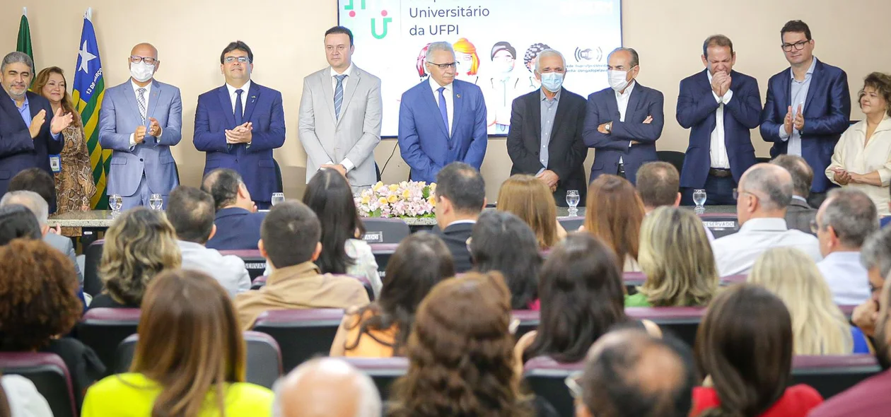 Autoridades presentes na solenidade