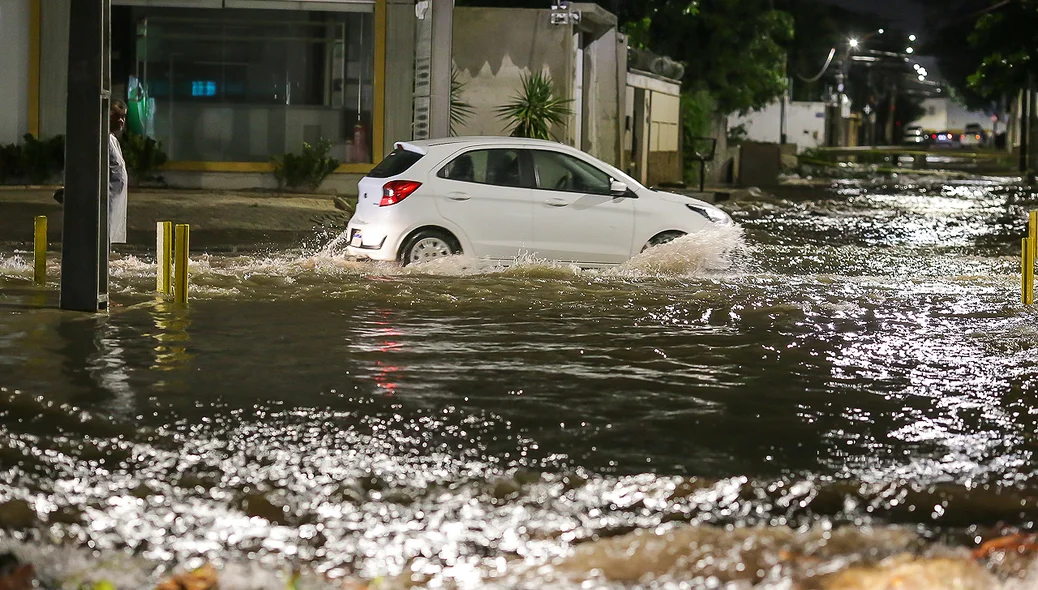 Avenida Nossa Senhora de Fátima fica alagada após chuva
