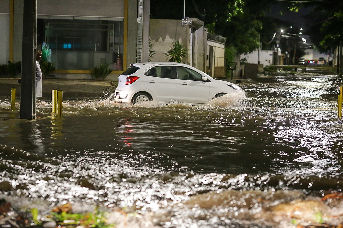 Avenida Nossa Senhora de Fátima fica alagada após chuva