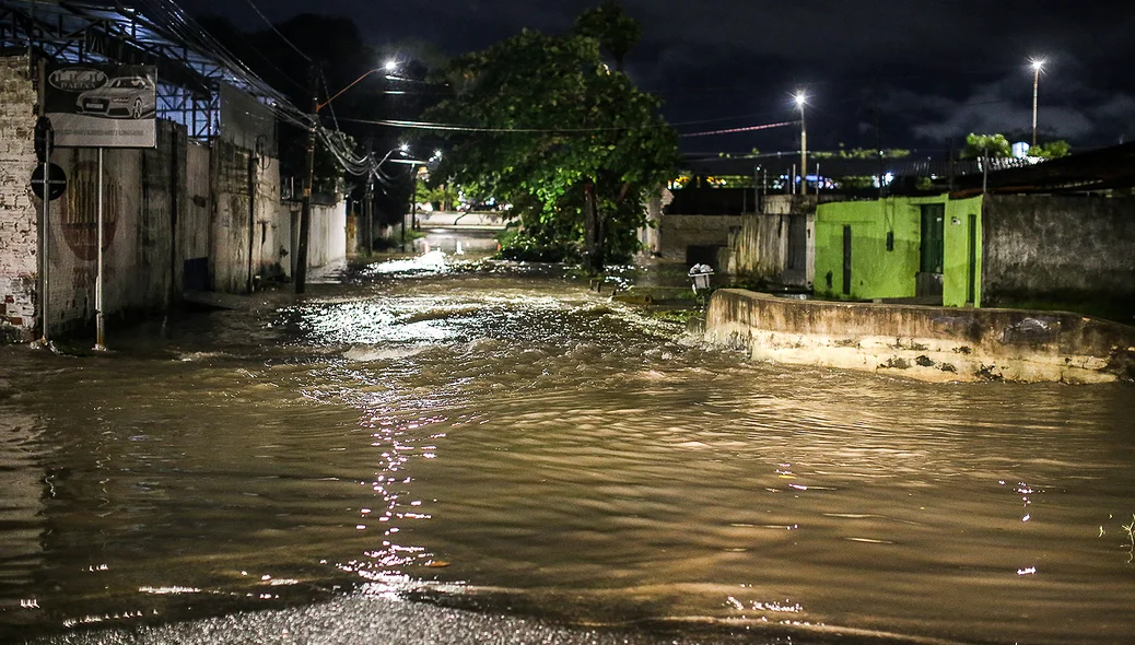 Avenida River completamente coberta pela água