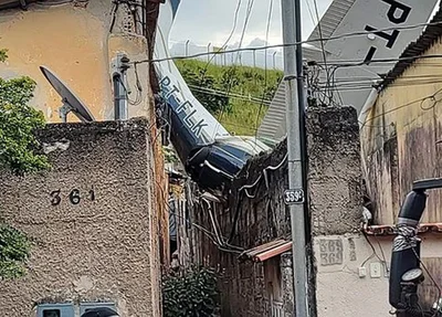 Avião atingiu duas casas no bairro Jardim Montanhês, em BH