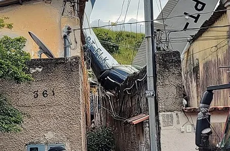 Avião atingiu duas casas no bairro Jardim Montanhês, em BH