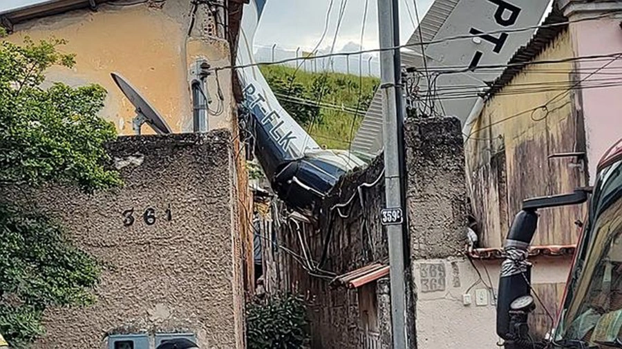 Avião atingiu duas casas no bairro Jardim Montanhês, em BH