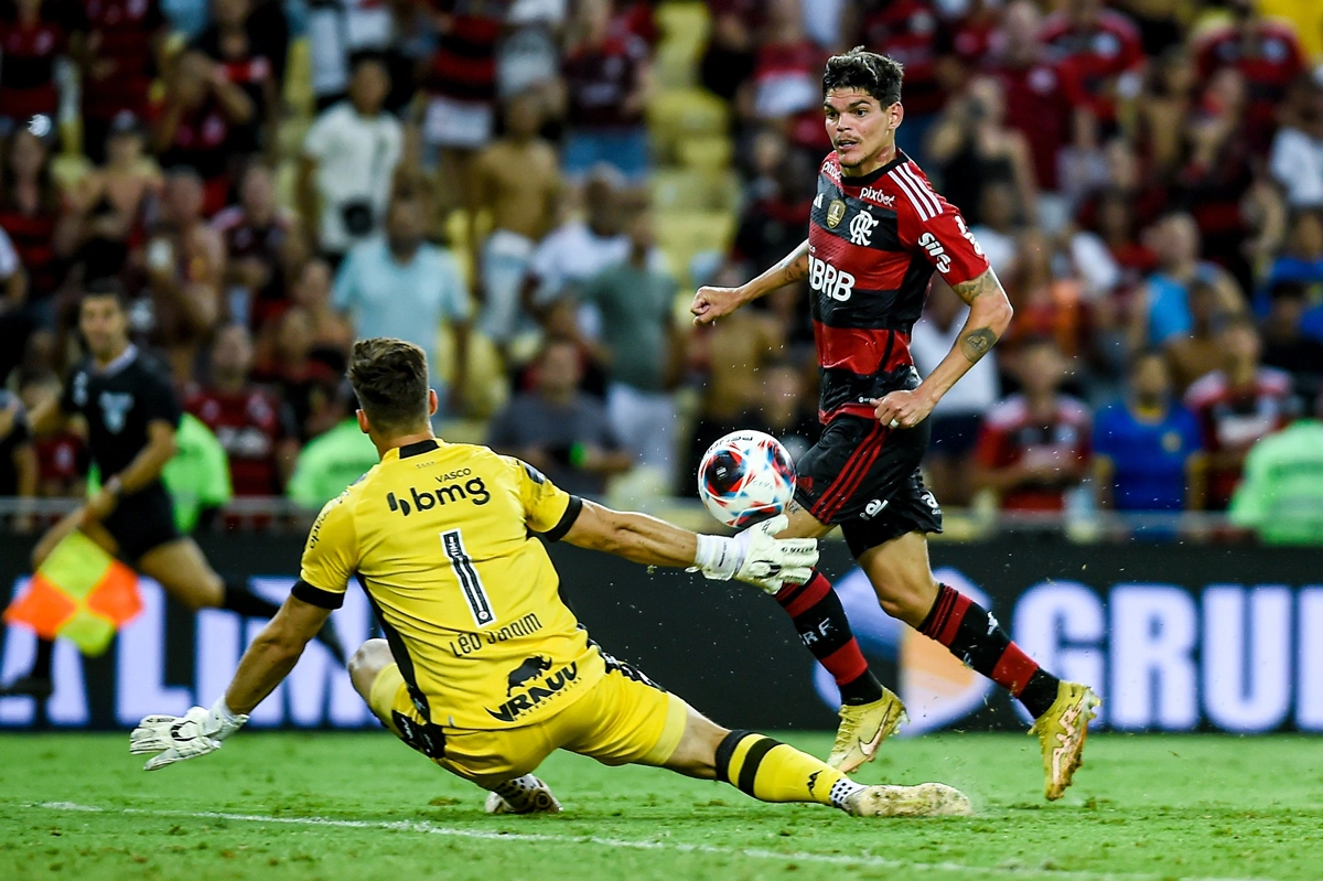 Ayrton Lucas fechou o placar marcando o terceiro gol do Flamengo