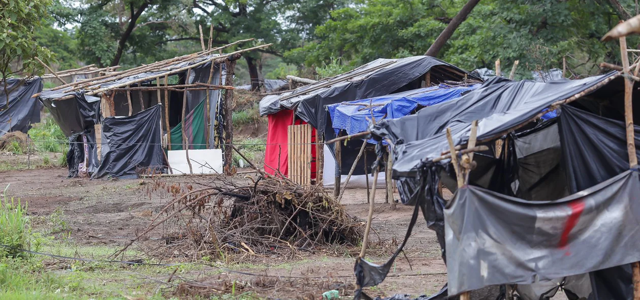 Barracos construídos por ocupantes no bairro Teresina Sul