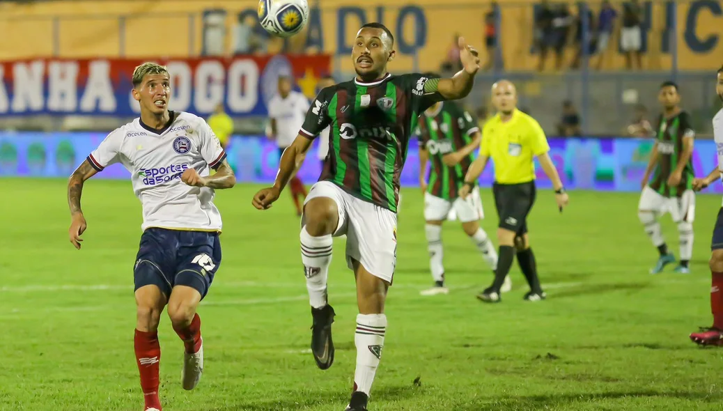 Biloca do Fluminense-PI, e Arthur Sales do Bahia, em disputa de bola