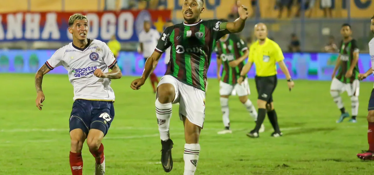 Biloca do Fluminense-PI, e Arthur Sales do Bahia, em disputa de bola