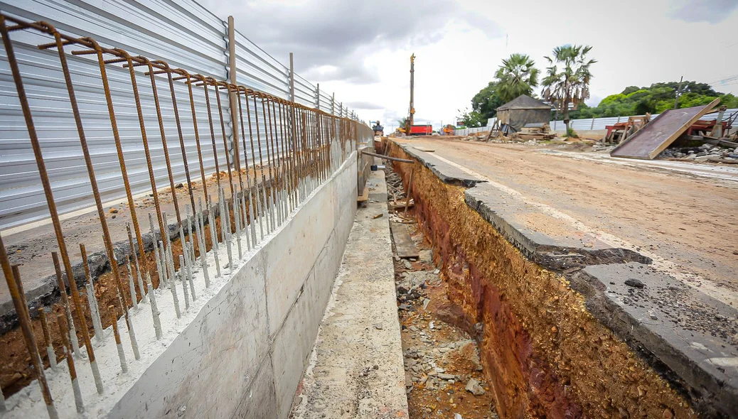 Blocos de concreto para sustentar as vias laterais da Avenida João XXIII