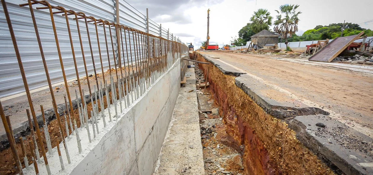 Blocos de concreto para sustentar as vias laterais da Avenida João XXIII