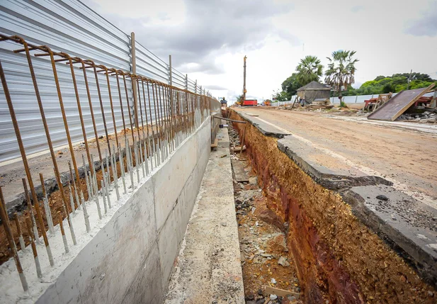 Blocos de concreto para sustentar as vias laterais da Avenida João XXIII
