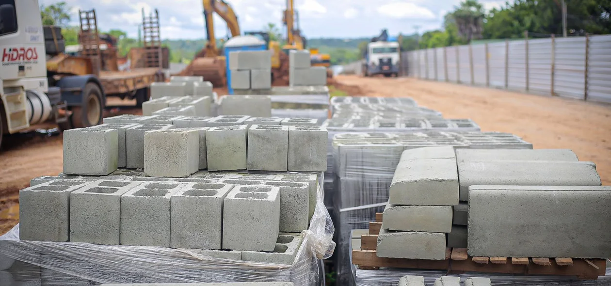 Blocos de concretos a serem usados na obra de rebaixamento da Avenida João XXIII