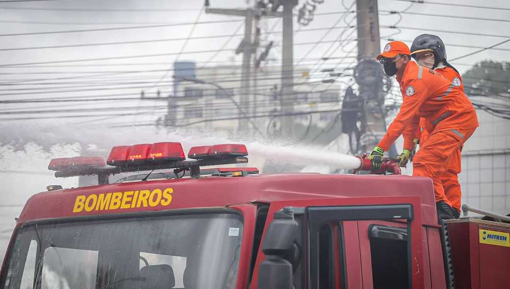 Bombeiros conteram as chamas dos pneus