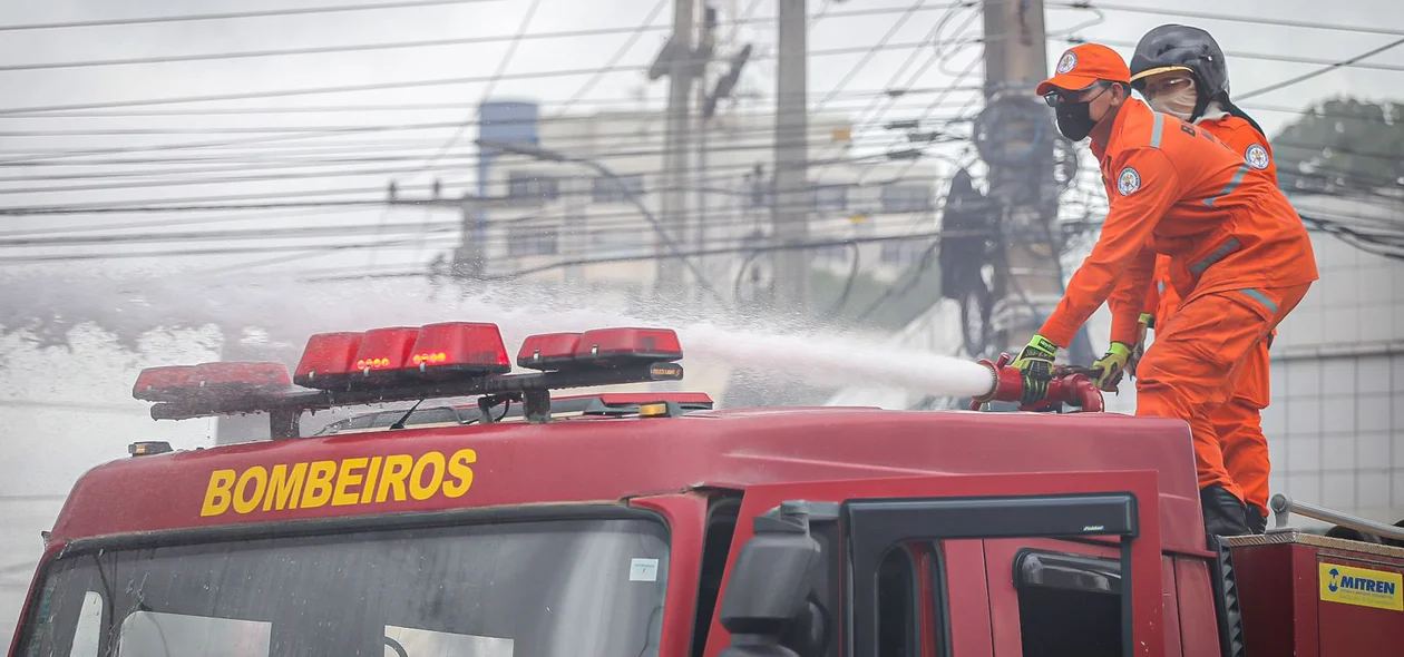Bombeiros conteram as chamas dos pneus