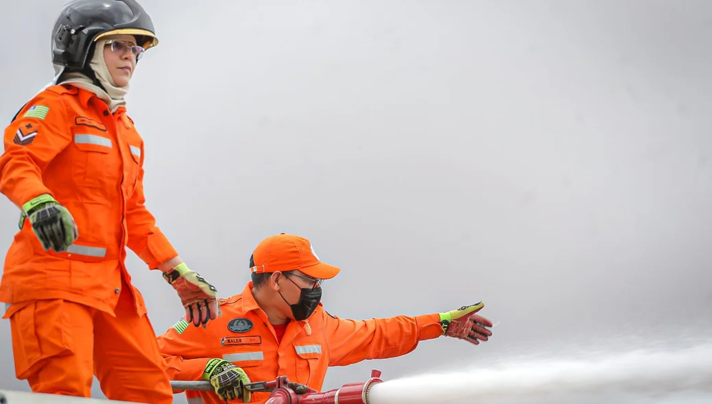 Bombeiros foram acionados para conter as chamas