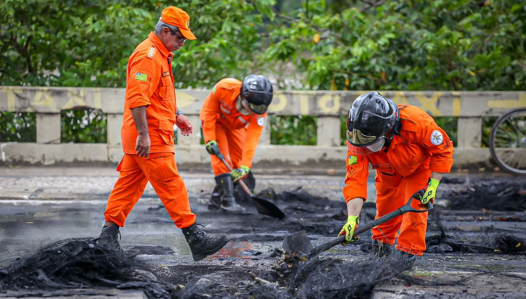 Bombeiros retiraram os restos de pneus do meio da Avenida