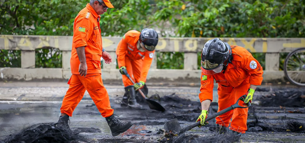 Bombeiros retiraram os restos de pneus do meio da Avenida