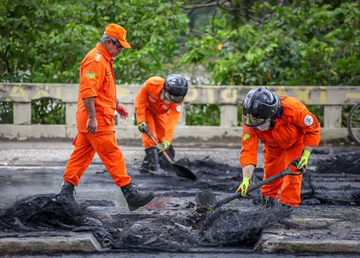 Bombeiros retiraram os restos de pneus do meio da Avenida