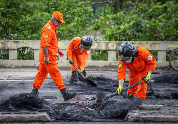 Bombeiros retiraram os restos de pneus do meio da Avenida