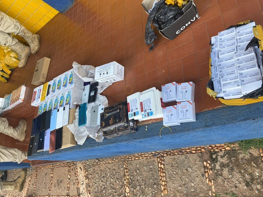 Caixas de aparelhos sem nota fiscal recolhidas em bagageiro de ônibus
