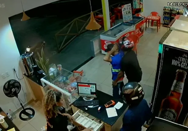 Câmera flagra assalto em conveniência de posto de combustível em Teresina