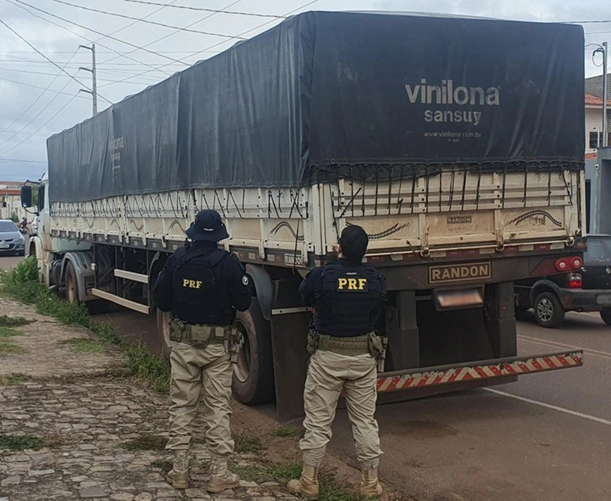 Caminhão apreendido pela PRF em Picos
