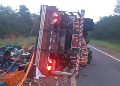 Caminhão tombado interditou uma faixa da via