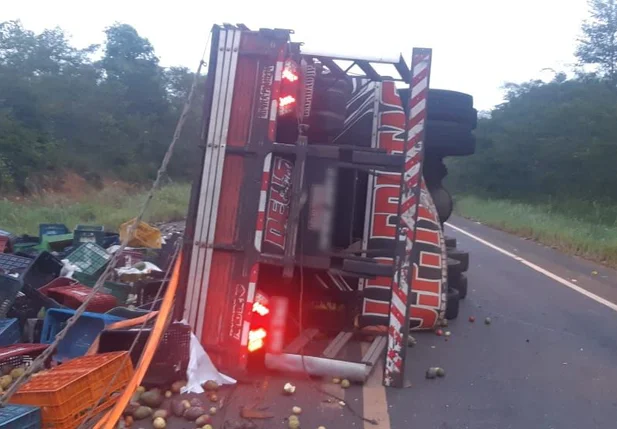 Caminhão tombado interditou uma faixa da via