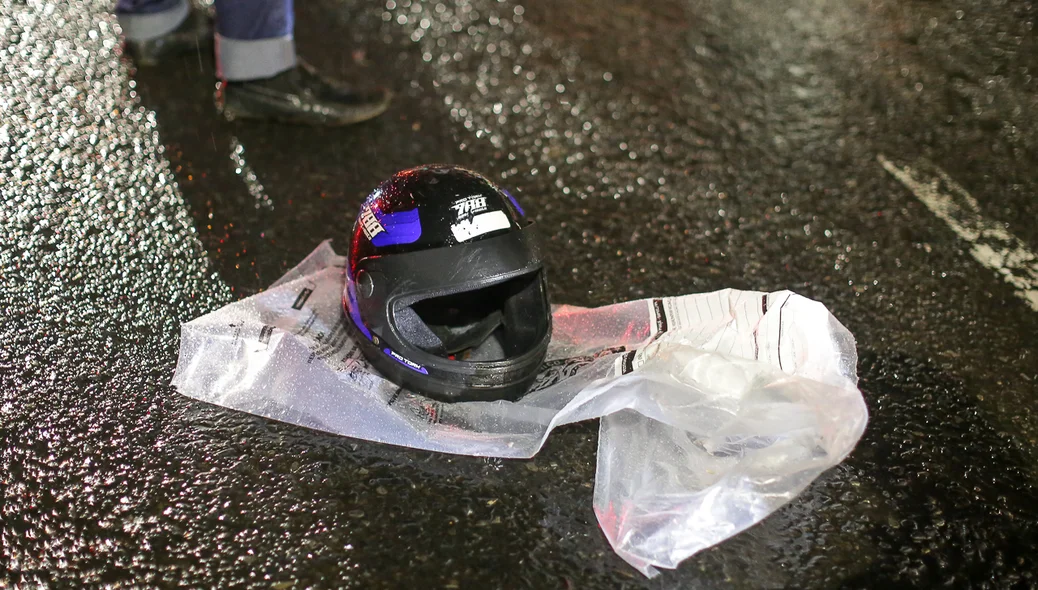 Capacete do jovem no local