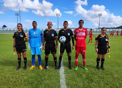 Capitães com a arbitragem antes da partida
