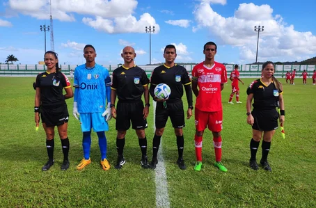 Capitães com a arbitragem antes da partida