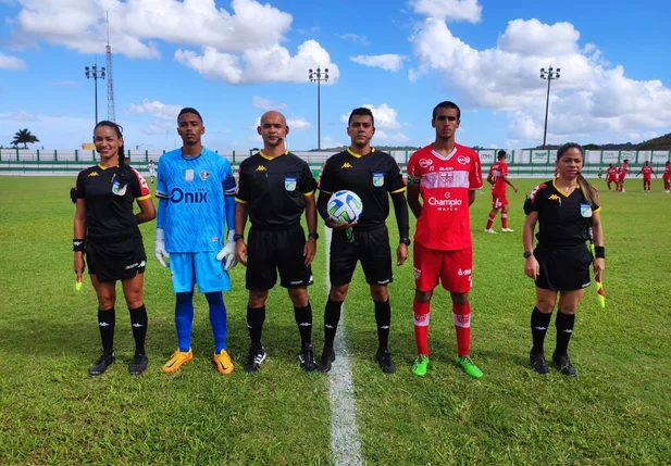 Capitães com a arbitragem antes da partida
