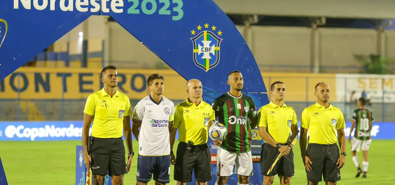 Capitães Lucas Mugni e Gabriel Biloca, e equipe de arbitagrem