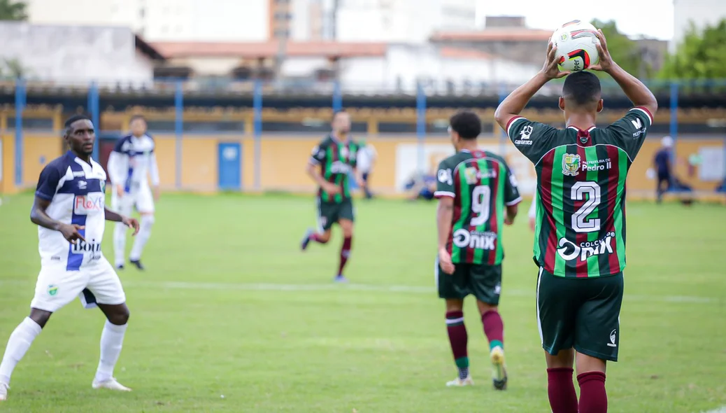 Carlos Henrique cobrando lateral para o Fluminense-PI