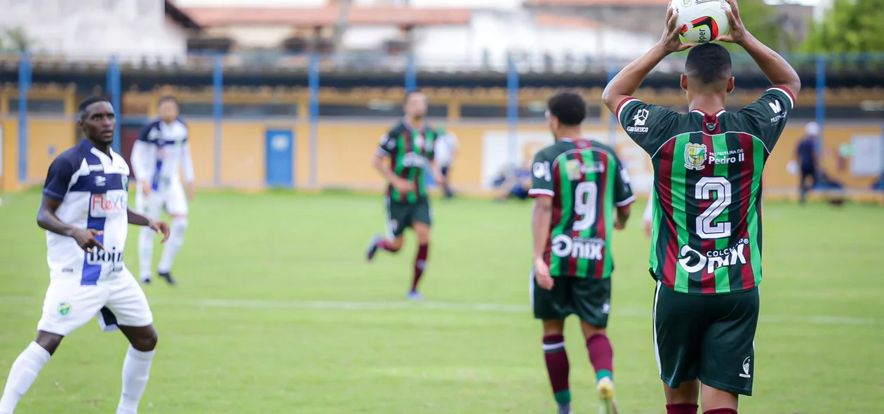 Carlos Henrique cobrando lateral para o Fluminense-PI