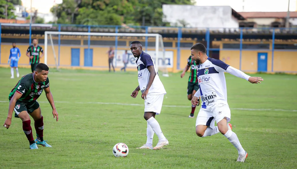 Carlos Henrique na marcação de bola do Altos