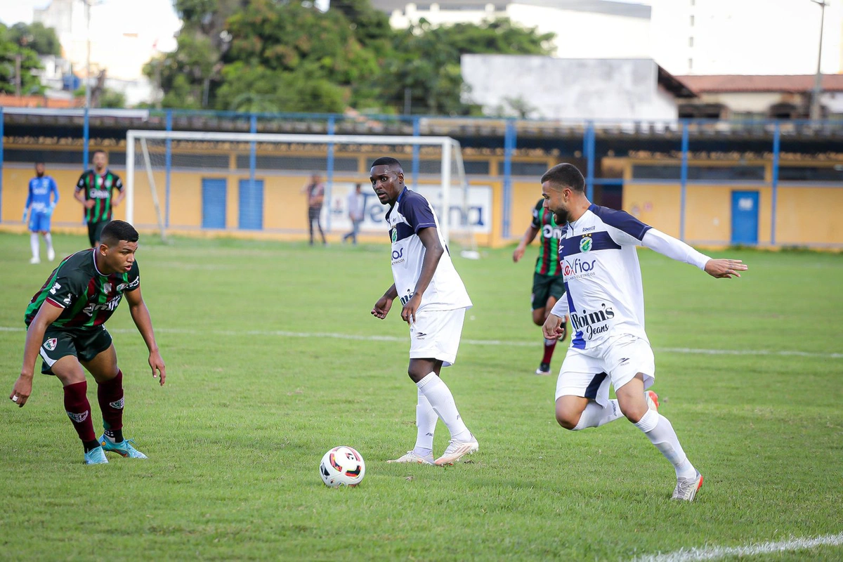Carlos Henrique na marcação de bola do Altos
