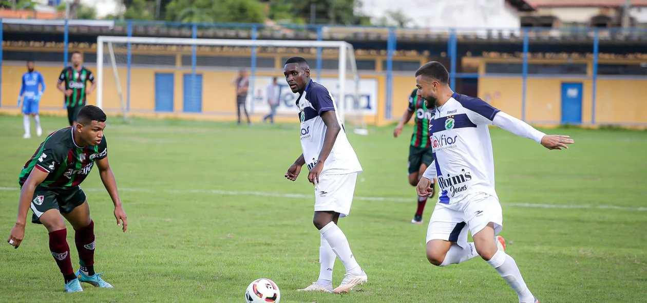 Carlos Henrique na marcação de bola do Altos