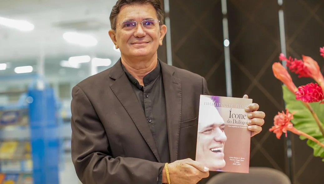 Carlos Máximo fez uma vasta pesquisa para escrever livro