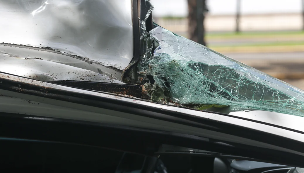 Carro capota em frente a shopping em Teresina