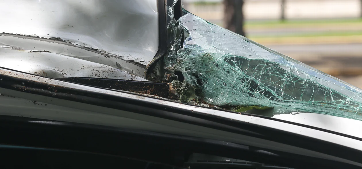 Carro capota em frente a shopping em Teresina