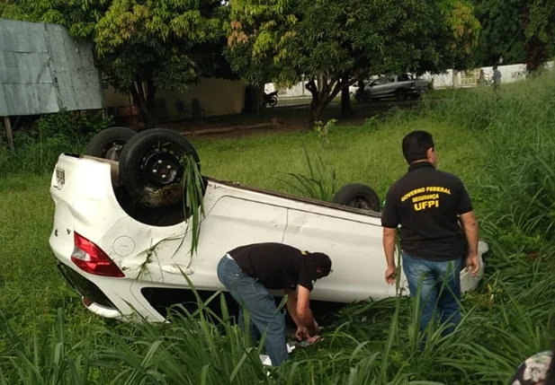 Carro capotou no campus da UFPI em Teresina