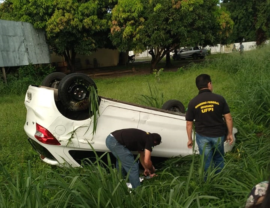 Carro capotou no campus da UFPI em Teresina